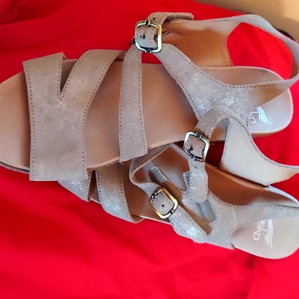 NWOT Dansko size 39 sandals